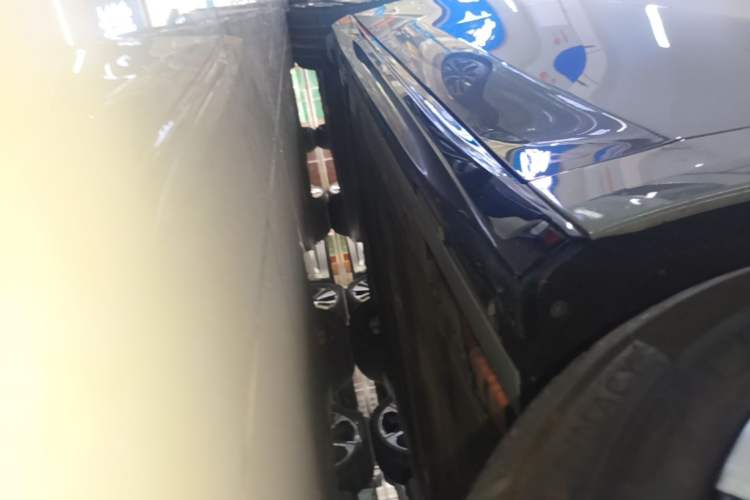 Used Nio ET5 2025 75 kWh Right Side Sill
