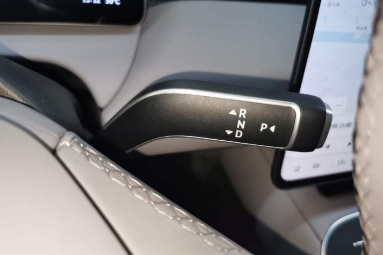 Used Nio ET5 2025 75 kWh Gear Lever