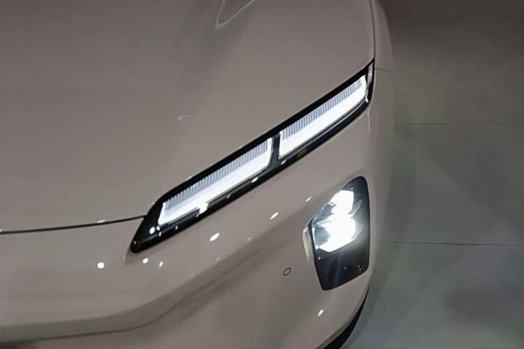 Used Nio ET5 2025 75 kWh Left Front Headlight