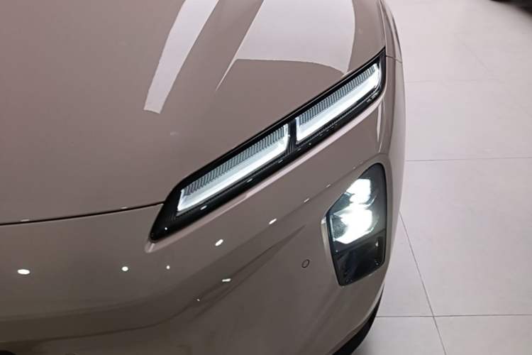 Used Nio ET5 2025 75 kWh Left Front Headlight