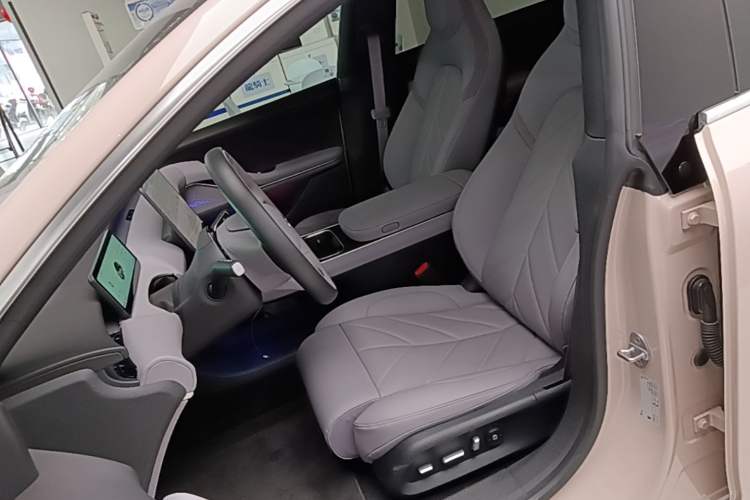 Used Nio ET5 2025 75 kWh Left Front Seat