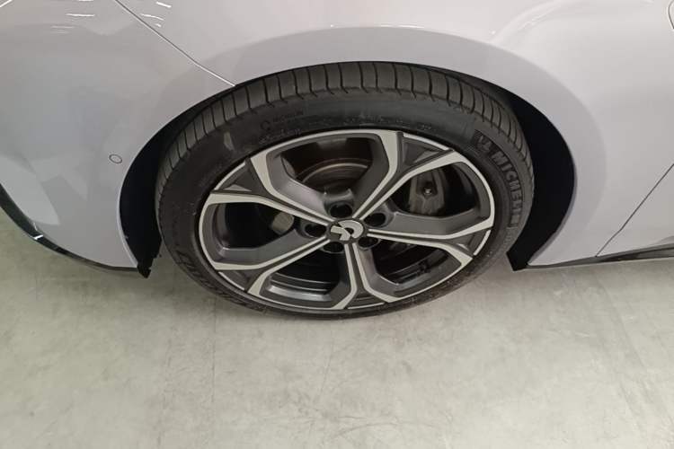 Used Nio ET5 2025 75 kWh Left Front Wheel Hub