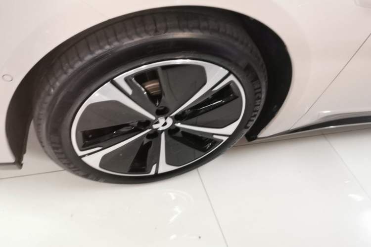Used Nio ET5 2025 75 kWh Left Front Wheel Hub