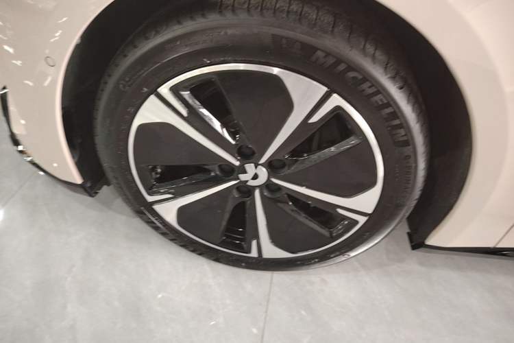 Used Nio ET5 2025 75 kWh Left Front Wheel Hub