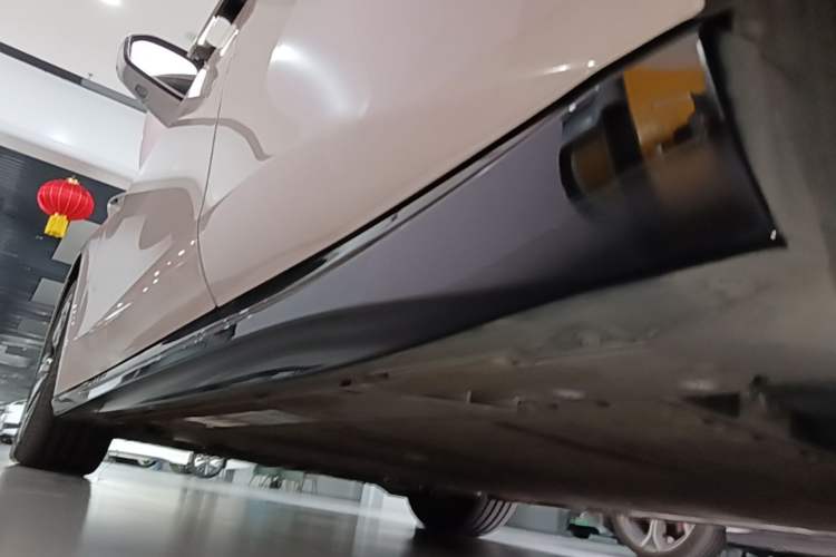 Used Nio ET5 2025 75 kWh Left Side Sill