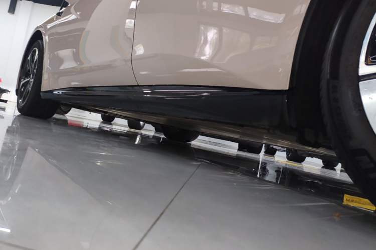 Used Nio ET5 2025 75 kWh Left Side Sill