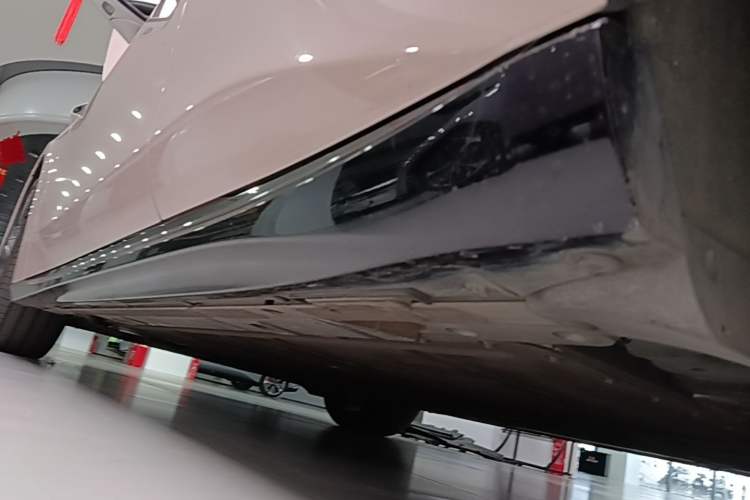 Used Nio ET5 2025 75 kWh Left Side Sill