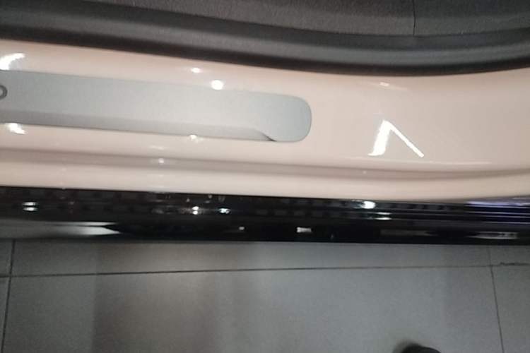 Used Nio ET5 2025 75 kWh Left Side Sill