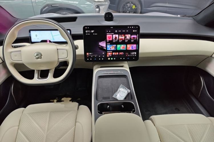 Used Nio ET5 2025 75 kWh Center Console