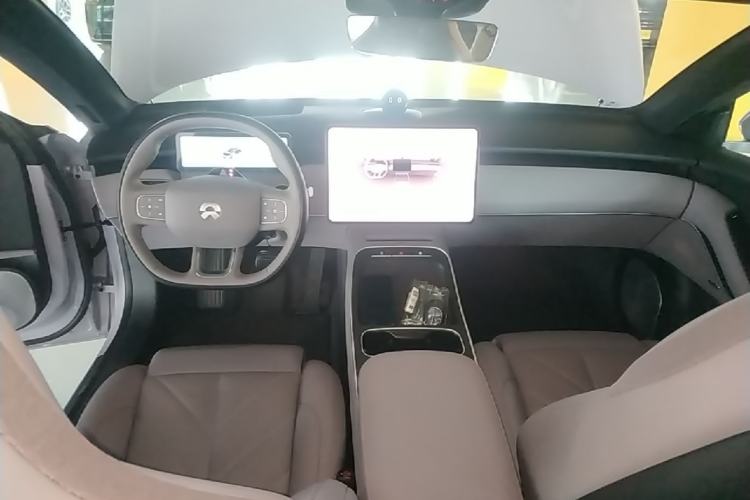 Used Nio ET5 2025 75 kWh Center Console