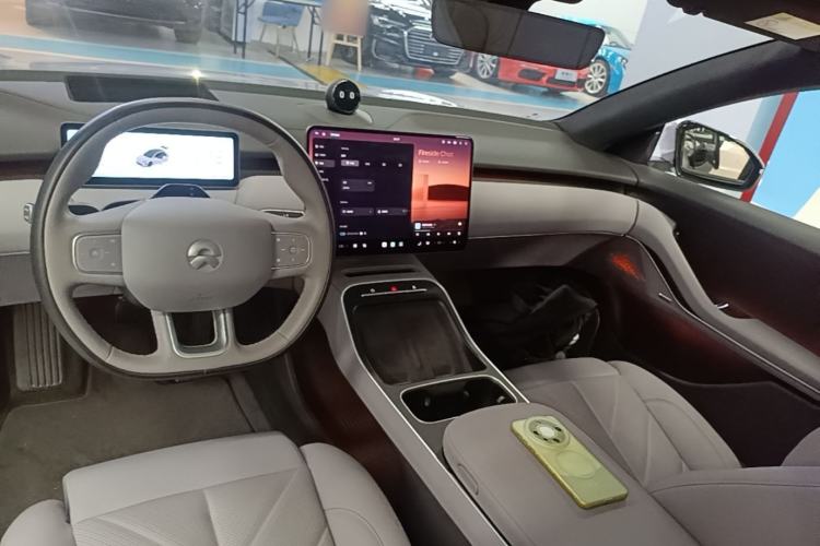Used Nio ET5 2025 75 kWh Center Console