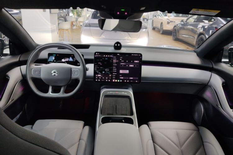 Used Nio ET5 2025 75 kWh Center Console