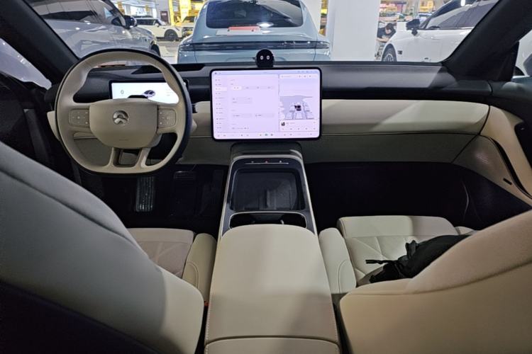 Used Nio ET5 2025 75 kWh Center Console