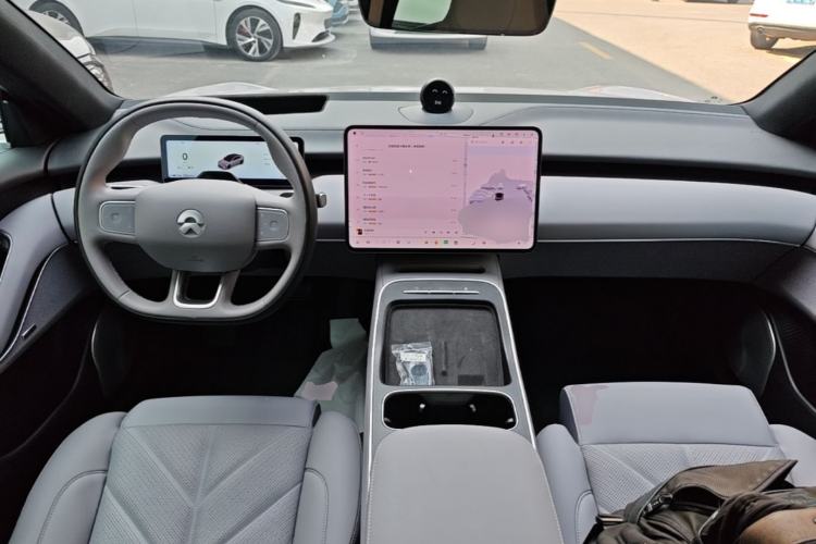 Used Nio ET5 2025 75 kWh Center Console