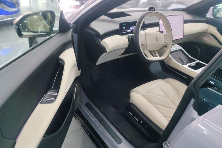 Used Nio ET5 2025 75 kWh Interior 2
