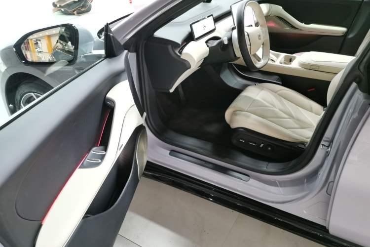 Used Nio ET5 2025 75 kWh Interior 3