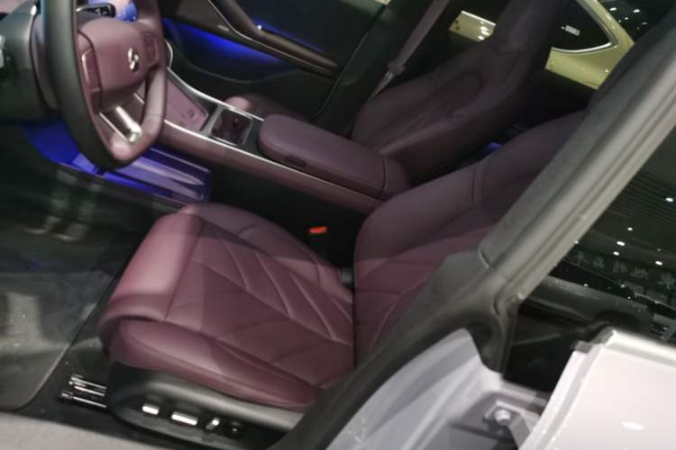 Used Nio ET5 2025 75 kWh Left Front Seat