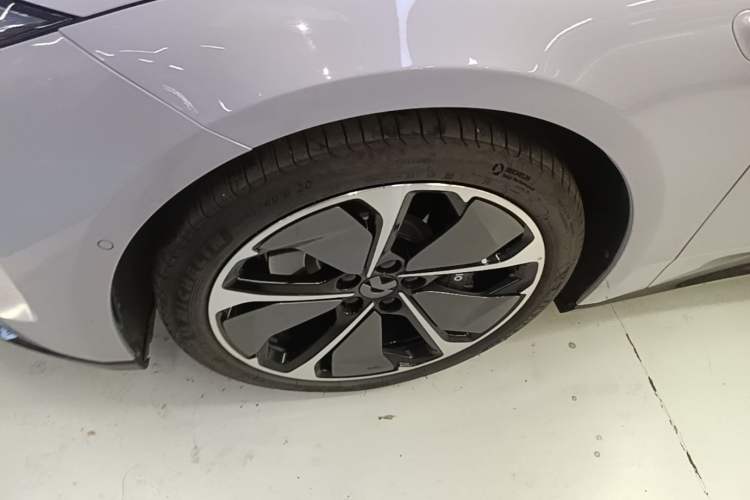 Used Nio ET5 2025 75 kWh Left Front Wheel Hub