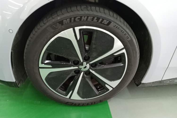 Used Nio ET5 2025 75 kWh Left Front Wheel Hub