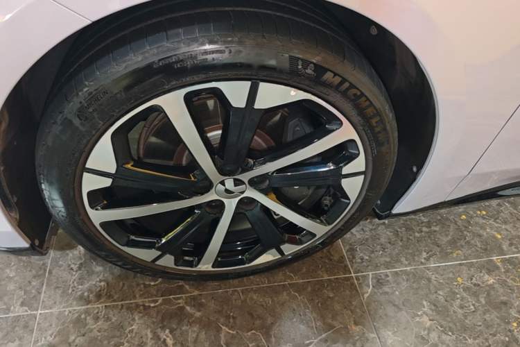Used Nio ET5 2025 75 kWh Left Front Wheel Hub