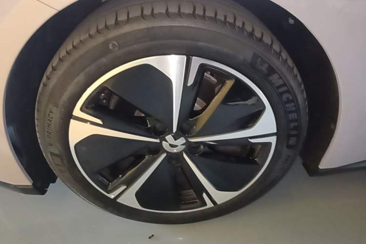 Used Nio ET5 2025 75 kWh Left Front Wheel Hub