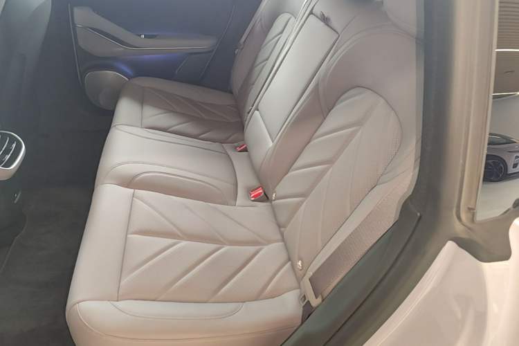 Used Nio ET5 2025 75 kWh Left Rear Seat