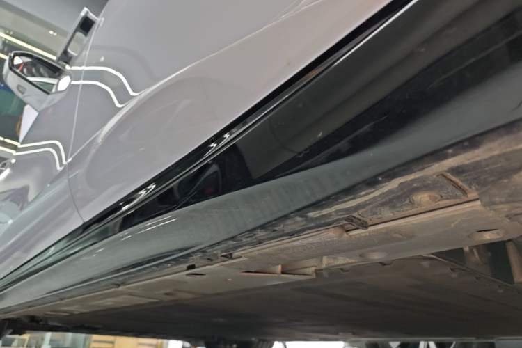 Used Nio ET5 2025 75 kWh Left Side Sill