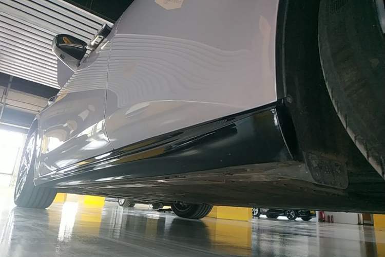Used Nio ET5 2025 75 kWh Left Side Sill