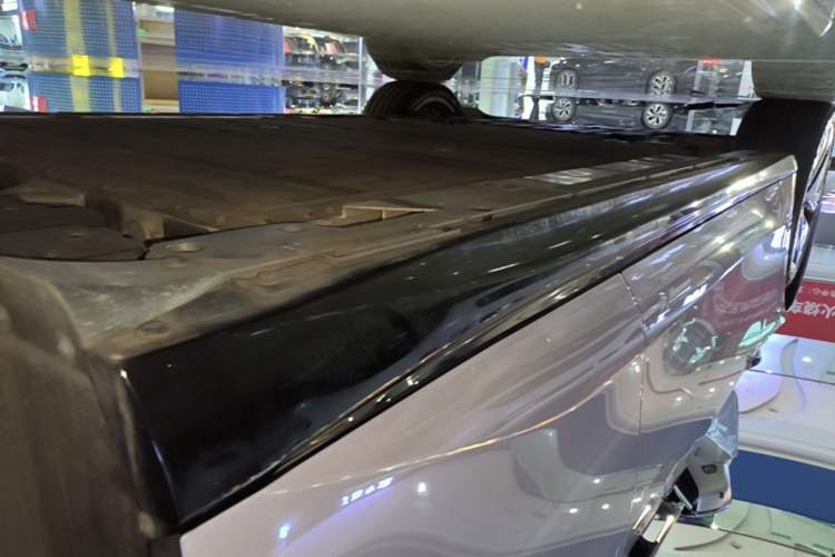 Used Nio ET5 2025 75 kWh Left Side Sill