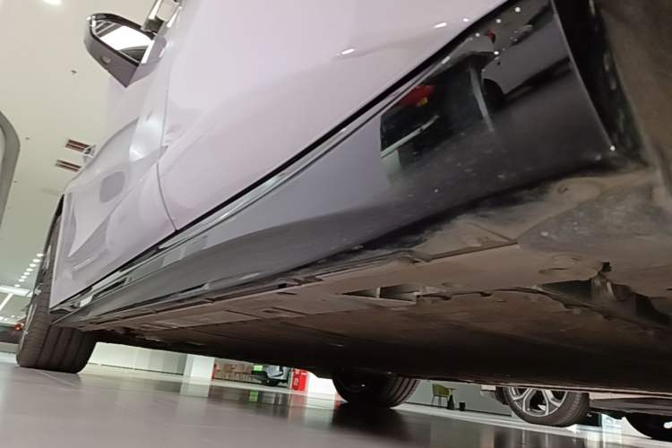 Used Nio ET5 2025 75 kWh Left Side Sill