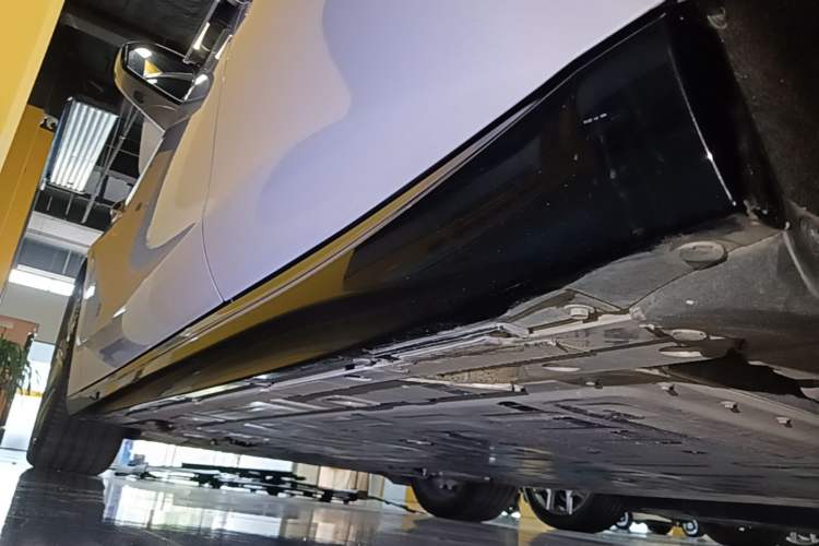 Used Nio ET5 2025 75 kWh Left Side Sill
