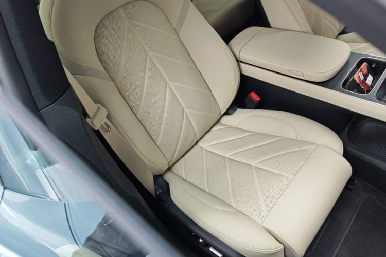 Used Nio ET5 2025 75 kWh Right Front Seat