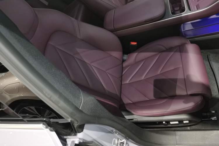 Used Nio ET5 2025 75 kWh Right Front Seat