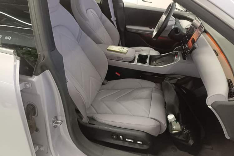 Used Nio ET5 2025 75 kWh Right Front Seat