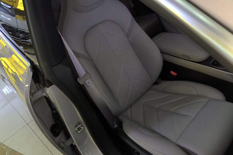 Used Nio ET5 2025 75 kWh Right Front Seat