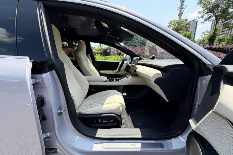 Used Nio ET5 2025 75 kWh Right Front Seat