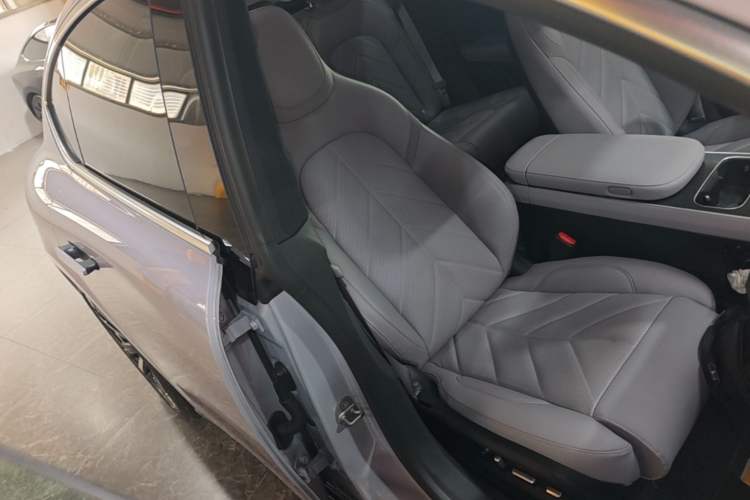 Used Nio ET5 2025 75 kWh Right Front Seat