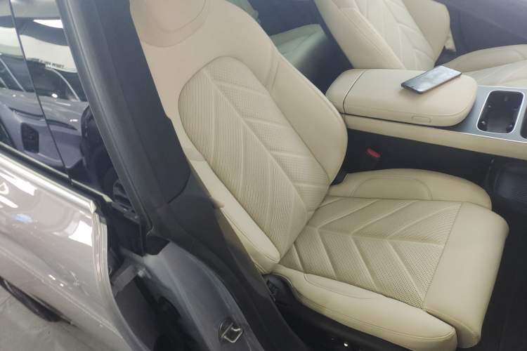 Used Nio ET5 2025 75 kWh Right Front Seat