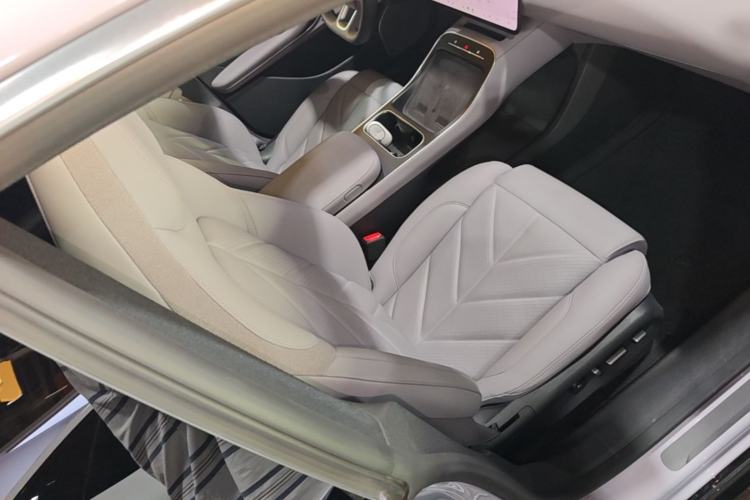 Used Nio ET5 2025 75 kWh Right Front Seat