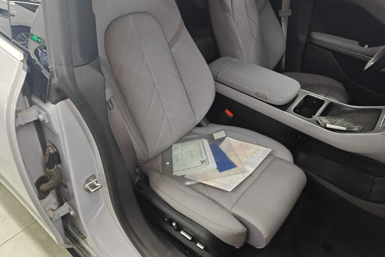 Used Nio ET5 2025 75 kWh Right Front Seat