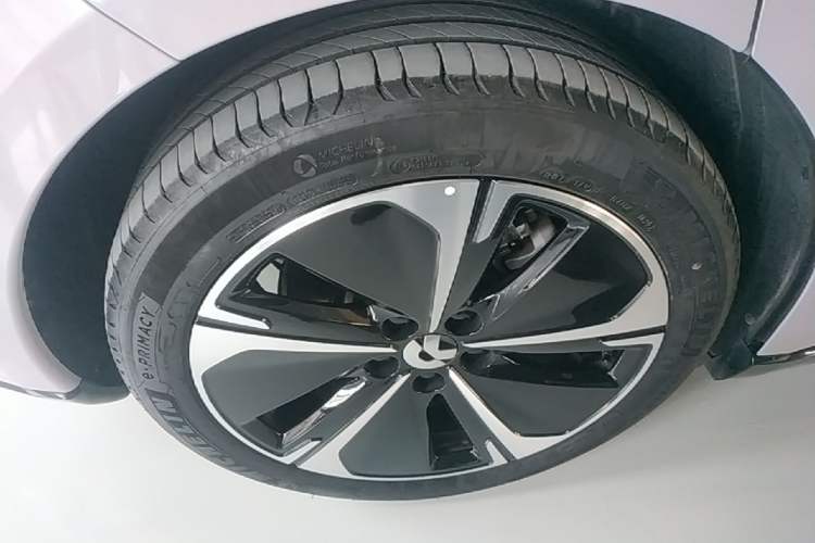 Used Nio ET5 2025 75 kWh Right Rear Wheel Hub