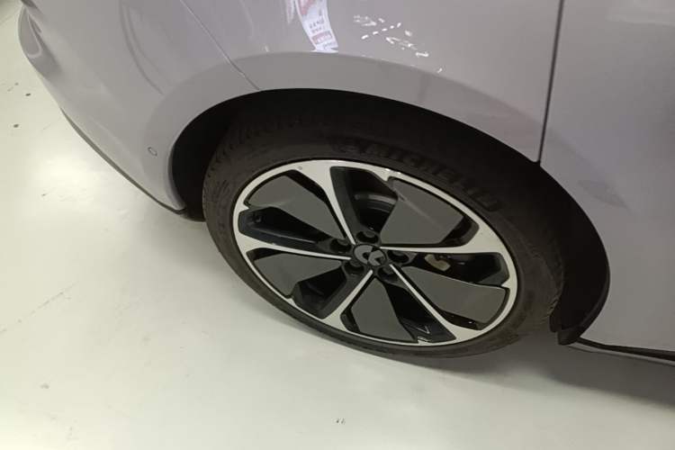Used Nio ET5 2025 75 kWh Right Rear Wheel Hub