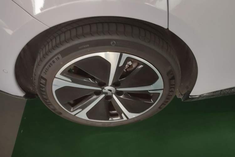 Used Nio ET5 2025 75 kWh Right Rear Wheel Hub