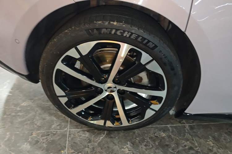 Used Nio ET5 2025 75 kWh Right Rear Wheel Hub