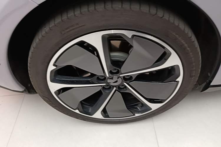 Used Nio ET5 2025 75 kWh Right Rear Wheel Hub