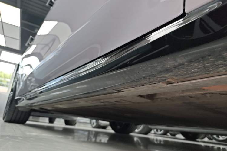 Used Nio ET5 2025 75 kWh Right Side Sill
