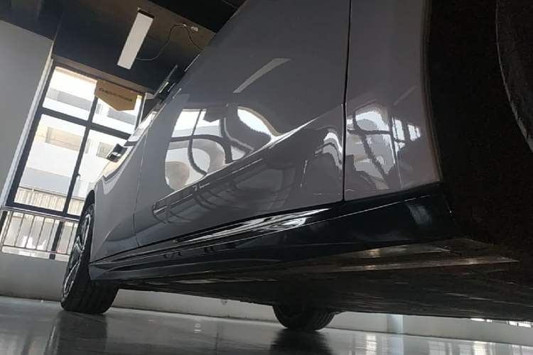 Used Nio ET5 2025 75 kWh Right Side Sill