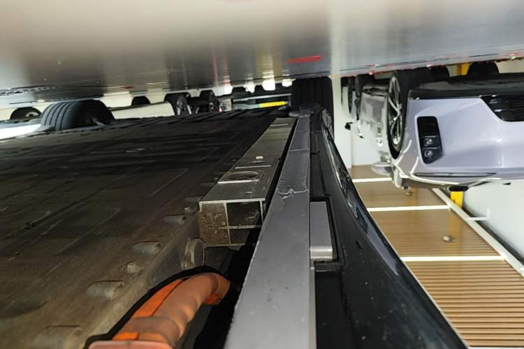 Used Nio ET5 2025 75 kWh Right Side Sill