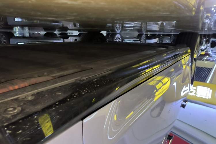 Used Nio ET5 2025 75 kWh Right Side Sill