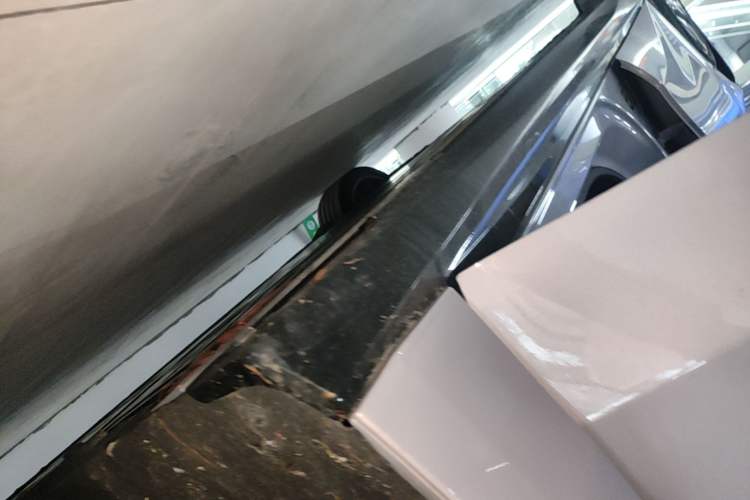Used Nio ET5 2025 75 kWh Right Side Sill
